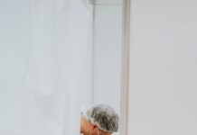 질병청, 65세 이상 노년층 대상 폐렴구균 백신 무료 접종 boy in blue shirt and white mask holding white textile