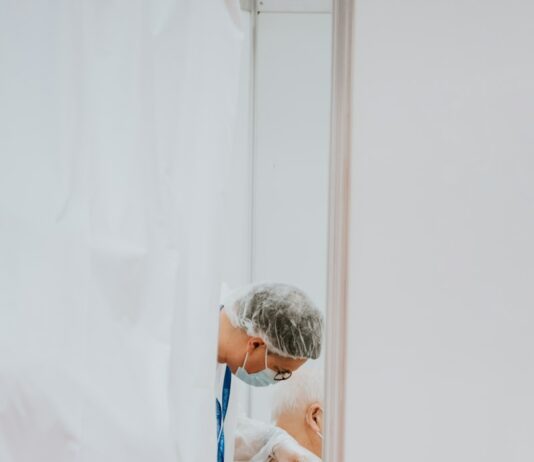 질병청, 65세 이상 노년층 대상 폐렴구균 백신 무료 접종 boy in blue shirt and white mask holding white textile
