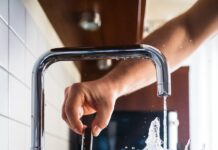 건강한 삶을 위한 다이어트와 운동의 효과적인 조화 person opening faucet