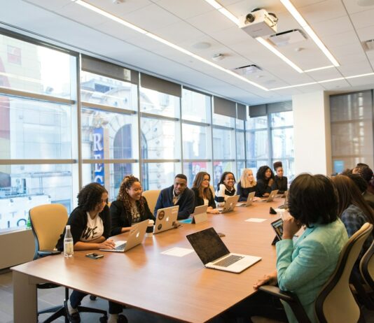 정부, 지역완결적 필수의료 확립 위해 과감히 재정 투자 group of people sitting beside rectangular wooden table with laptops