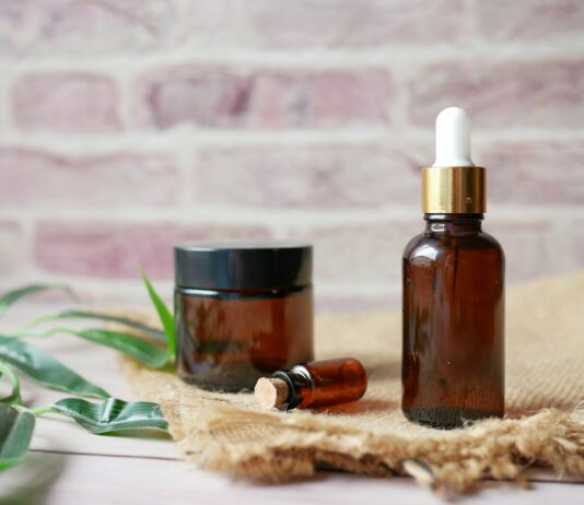 피로 회복을 위한 자연 요법 brown glass bottle on brown textile