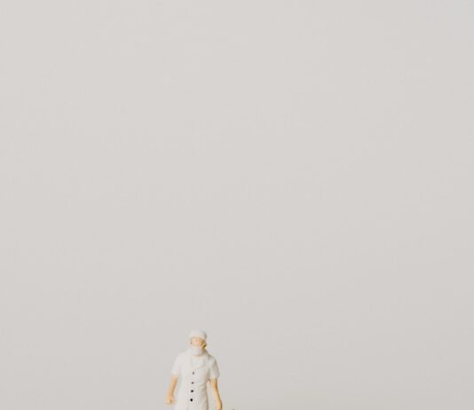 한 총리 “내년도 의대 증원 절차 모두 마무리…최선으로 지원” white ceramic figurine on white surface