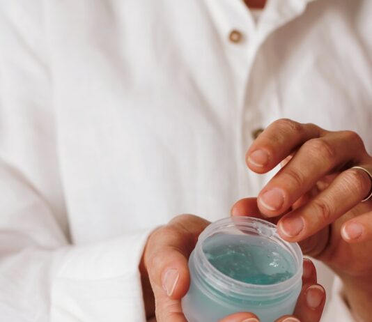 여름철 비치에서 건강 지키기 person holding blue plastic container