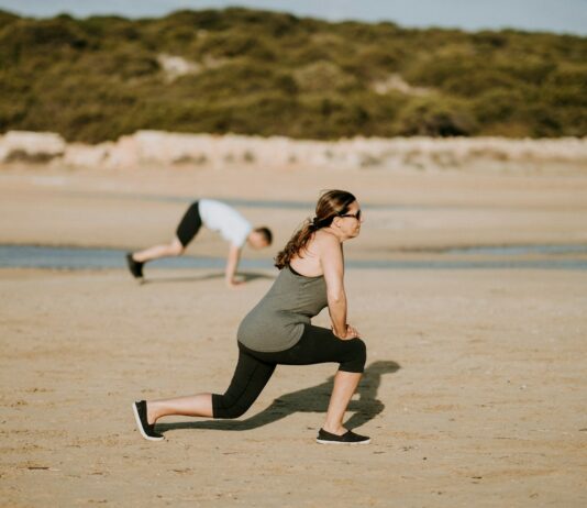 여름철 근력 운동 루틴 woman wearing grey tank top doing exercise