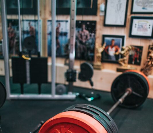 한여름 다이어트 성공을 위한 운동 루틴 소개 red and silver dumbbell on black surface