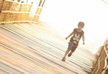 여름철 운동 중 발생할 수 있는 부상 예방법 boy walking on brown wooden bridge