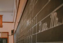 파주·강릉·공주 등 ‘교육발전특구’ 시범지역 25곳 추가 지정 a blackboard with writing on it in a room