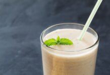 식사 전후 영양: 운동 효과를 극대화하는 식사법 a banana and a glass of smoothie on a table