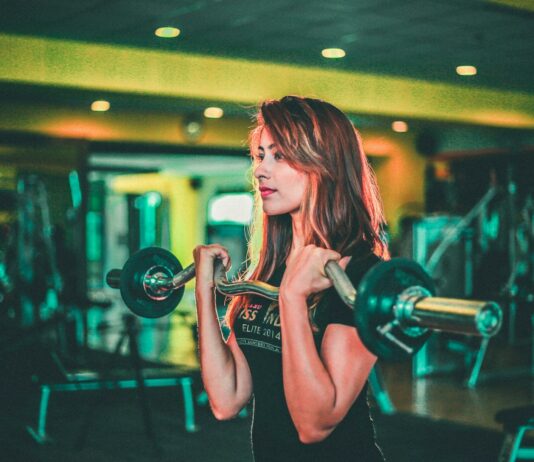 근육량 증가를 위한 운동과 영양 계획 woman lifting black and gray barbell
