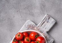 자연식 식단, 건강을 위한 최고의 선택 a bowl of tomatoes on a cutting board