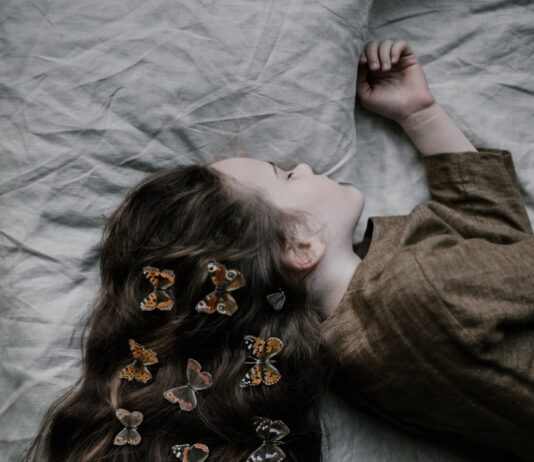 겨울철 다이어트, 실패하지 않는 비법 girl lying on gray bed sheet