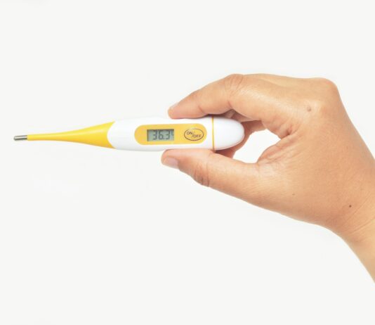 독감 예방을 위한 일상 속 실천 방법 white and blue clearblue thermometer