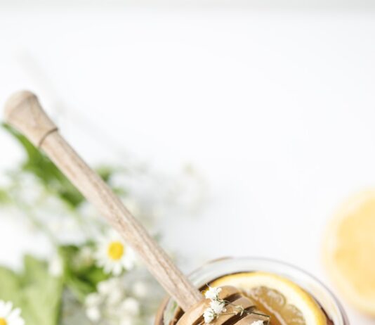 겨울철 감기 예방에 좋은 음식 TOP 5 honey in glass on tabel