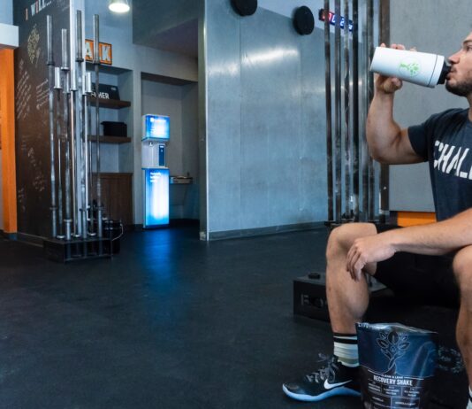 운동 후 단백질 섭취의 중요성과 올바른 식단 구성 person in black and white nike sneakers sitting on black leather couch