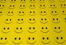 일상생활에서 건강을 유지하는 간단한 팁 yellow and black heart print textile