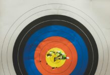 새해 다짐, 더 나은 삶을 위한 첫걸음 arrows in shooting target