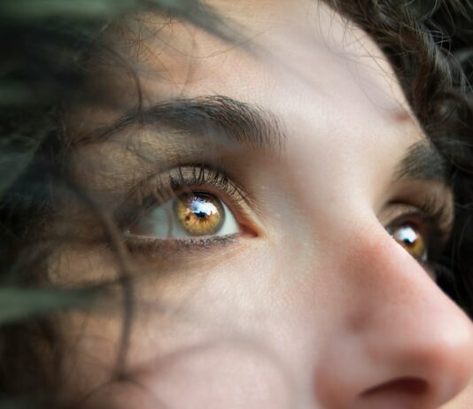 안구건조증을 예방하는 방법 closeup photo of person