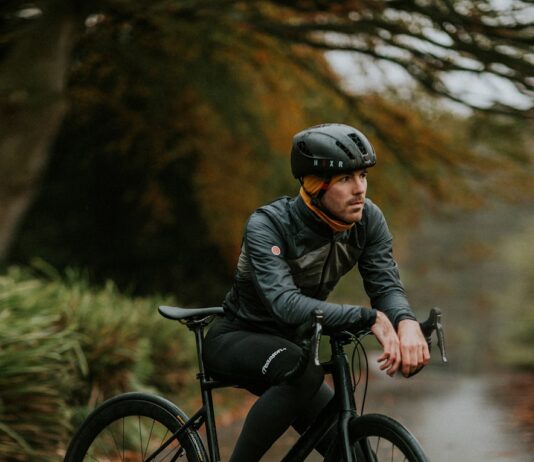 운동과 면역력: 적절한 운동으로 면역 기능을 증진하는 법 man sitting on road bike near trees