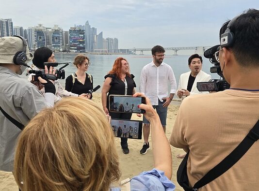 “부산영어방송” 유튜브 구독자 10만 명 돌파… 글로벌 미디어로 자리잡다!