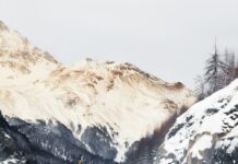 빙판길 부상 예방과 대처방법 black car on road near snow covered mountain during daytime
