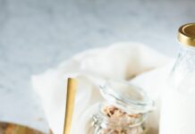 당뇨병 관리, 당신의 식탁을 점검해보세요 brown wooden bowl with brown wooden spoon
