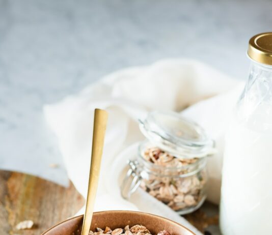 당뇨병 관리, 당신의 식탁을 점검해보세요 brown wooden bowl with brown wooden spoon