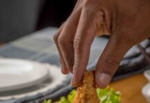 다이어트 중 외식할 때 피해야 할 음식 person dipping fried cuisine on dip