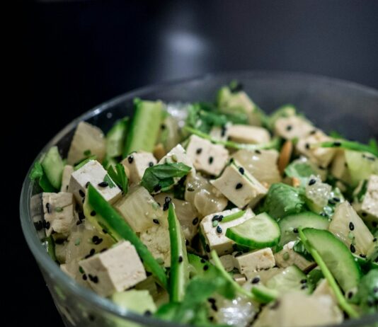 효과적인 체지방 감량을 위한 식단과 운동법 sliced of vegetables in clear glass bowl