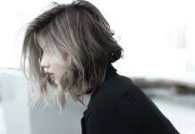 머릿결이 가늘어지고 푸석푸석? woman in black top