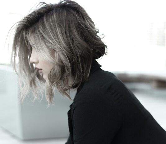 머릿결이 가늘어지고 푸석푸석? woman in black top