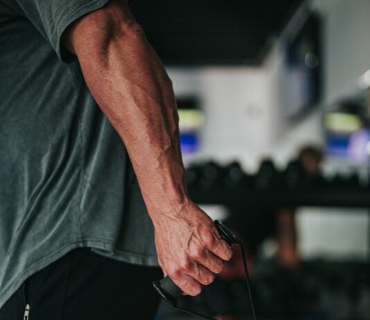 뇌 건강을 향상시키는 운동 man in gray t-shirt and black pants holding black corded headphones