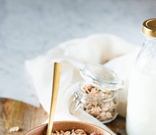 탄수화물과 작별? 사실은 ‘스마트한 탄수화물’이 다이어트를 돕는다 brown wooden bowl with brown wooden spoon