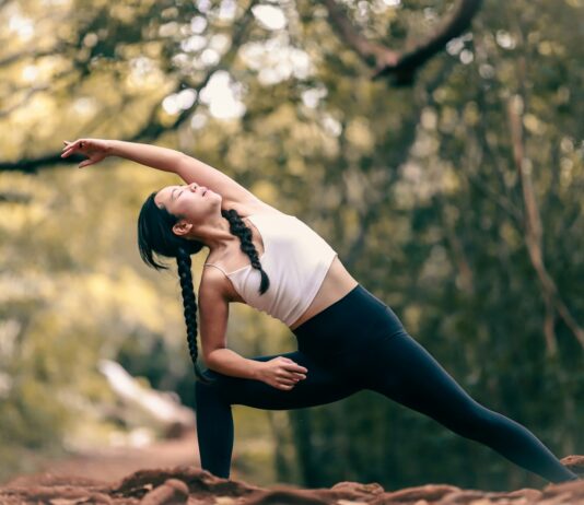 “가슴이 두근거리고 식은땀이 나요”… 공황장애가 아닐 수도 있습니다 woman in white tank top and black leggings doing yoga during daytime