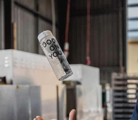 “몸이 무거워지는 게 아니라 ‘쌓이는’ 거였다”…몸속 노폐물 정체를 의심하라 black and clear bottle