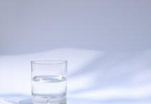 “자꾸만 허리를 두드리게 돼요”…초여름 ‘신장 건강’ 챙겨야 할 때 clear drinking glass filled with water