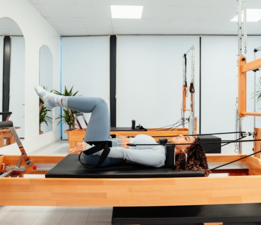 신체와 마음을 강화하는 효과적인 운동 : 필라테스 a woman is doing a pivot on a pivot machine