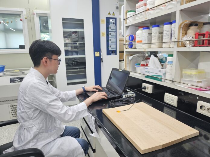 목재 음향 특성 평가 사진