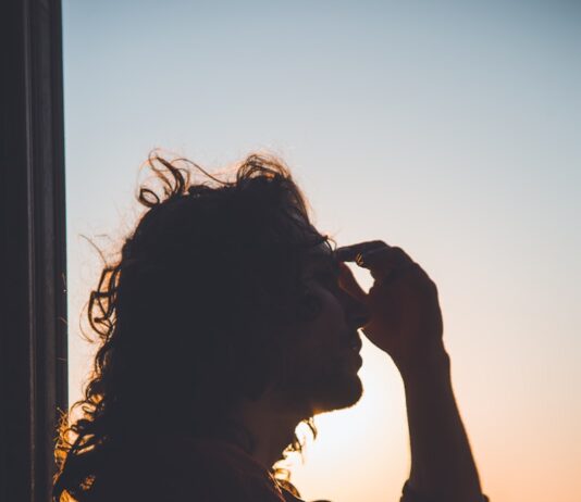 스트레스, 제대로 알면 관리할 수 있다 man holding forehead under sunset
