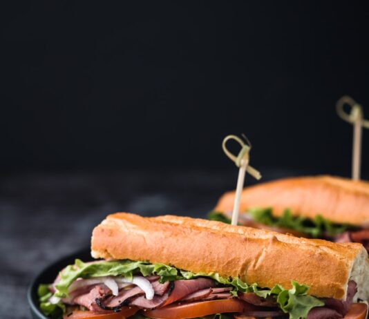 건강을 지키는 맞춤형 식단, 어떻게 시작할까? vegetable and meat sandwiches i9n plate