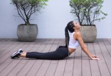 여성 건강관리, 일상 속 작은 변화에서 시작하세요 woman in white sports bra and black leggings doing yoga