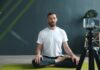 필라테스, 일상 속 건강한 움직임으로 자리잡다 Man meditating on yoga mat recording with phone.