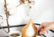 바쁜 일상 속 대체요법, 내 몸에 맞는 건강 루틴 찾기 person pouring milk on white ceramic mug