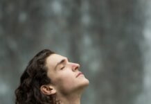 슬기로운 ‘마음 챙김’ 루틴, 일상 스트레스 해소의 열쇠 man in gray pullover hoodie closed eyes while heads up