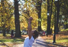 바쁜 일상 속 웰니스 문화, 나만의 작은 습관에서 시작된다 woman stretching on pathway