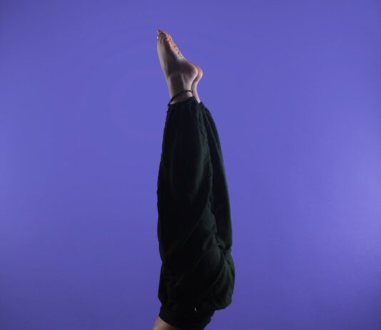 바쁜 일상 속 ‘필라테스’, 내 몸을 위한 작은 변화 a person doing a handstand on a purple background
