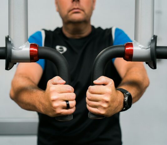 유산소와 근력 운동의 함수관계: 체지방을 태우는 가장 완벽한 순서 A man holding a pair of handles in his hands