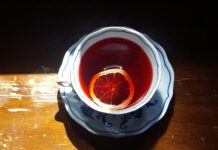 일상 속 대체요법, 건강한 삶을 위한 새로운 선택지로 주목 red liquid in clear drinking glass