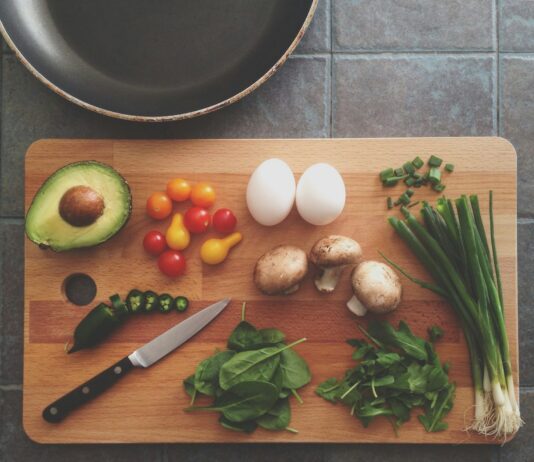 ‘마음챙김 식사’가 부른 건강한 변화, 일상 속 실천법은? avocado, tomatoes, eggs, mushrooms, spring onions, and leaves