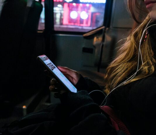 일상 속 스트레스, 작지만 똑똑하게 관리하는 실천법 person uses smartphone