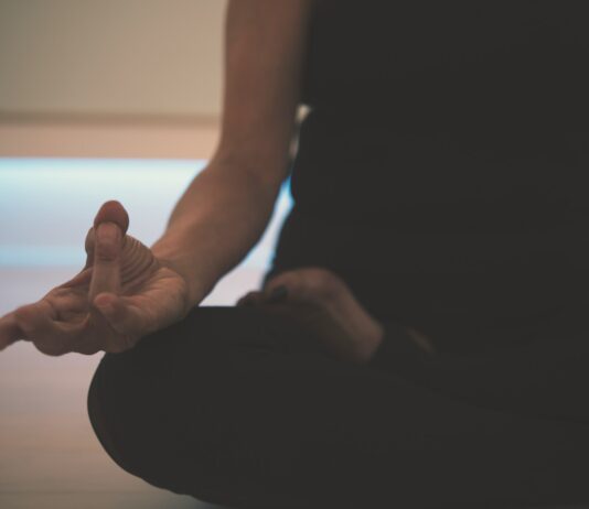 만성피로, 작은 습관 변화로 일상 활력 찾기 person doing yoga on floor